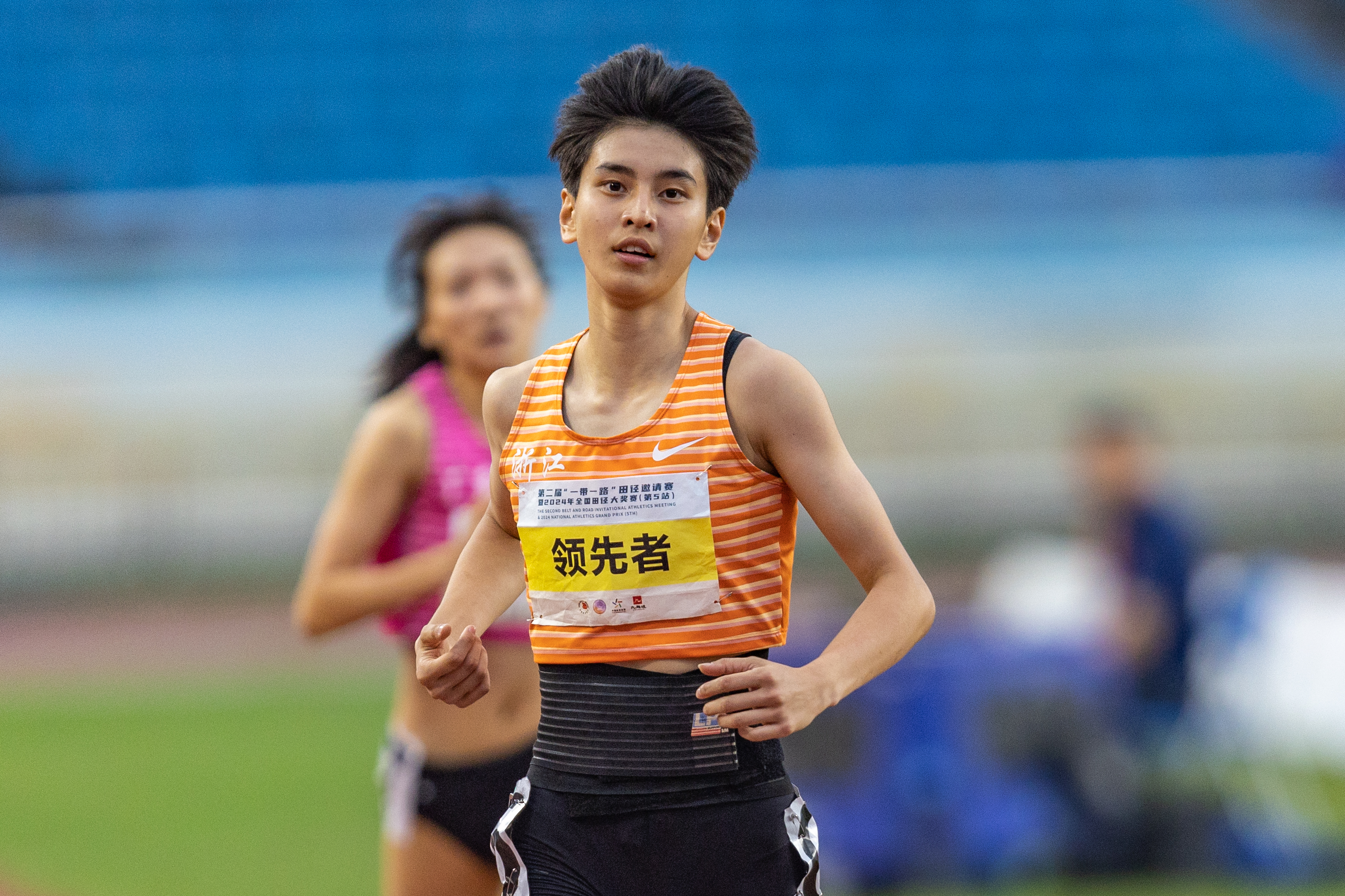 田径选手获奖喜笑颜开，踏上领奖台的简单介绍